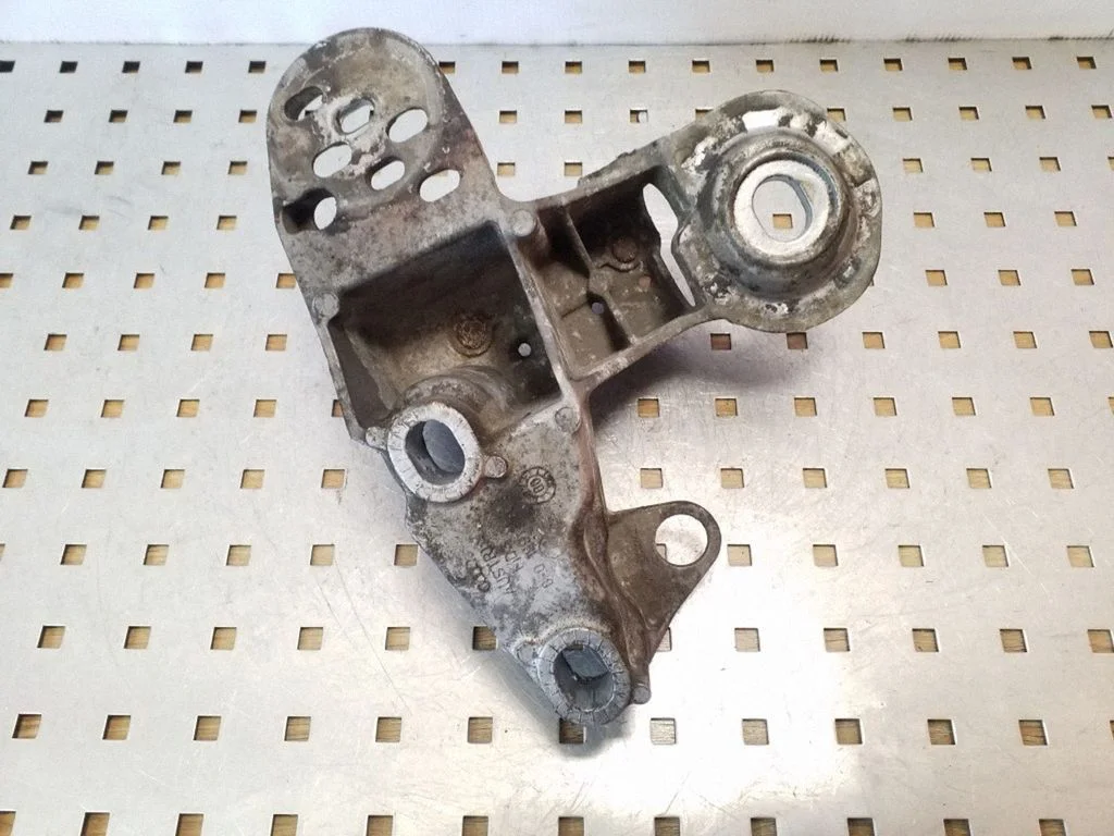 Mootori kinnituskronstein – Audi A4 S4 B7 8E 8H (2005-2008)