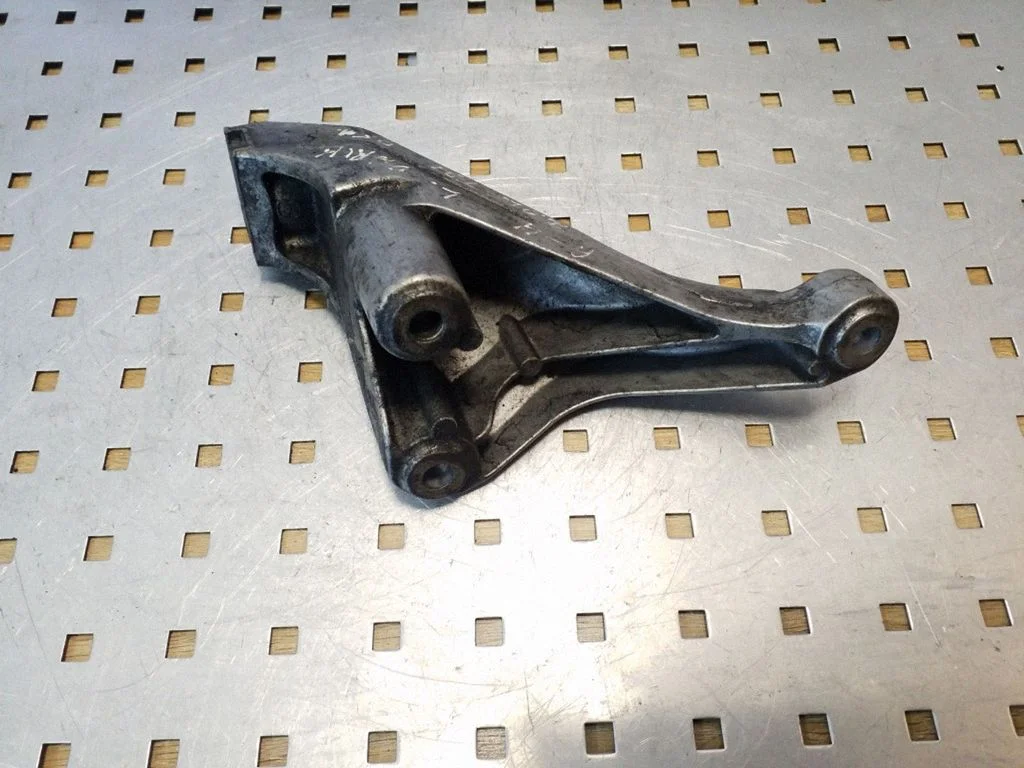 Engine mounting bracket – Audi A4 S4 B7 8E 8H (2005-2008)