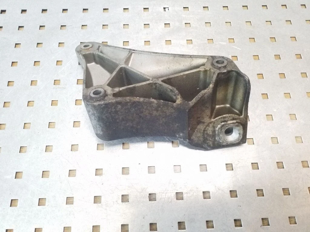 Dzinēja stiprinājuma kronšteins 6750441