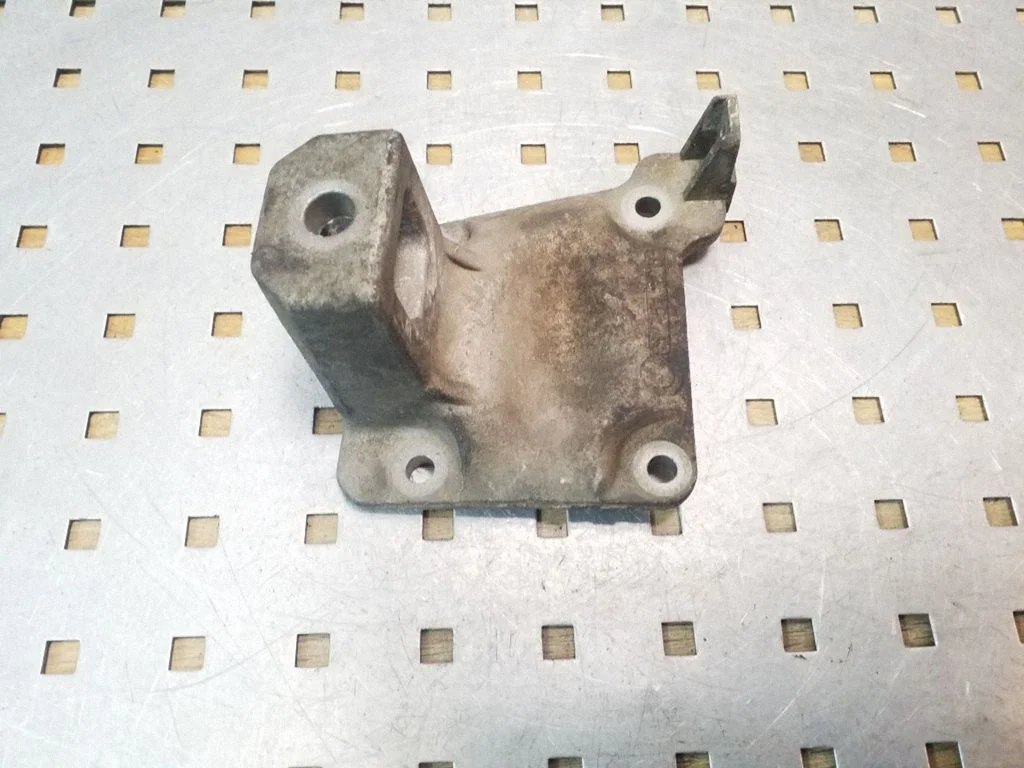 Dzinēja stiprinājuma kronšteins 6751226