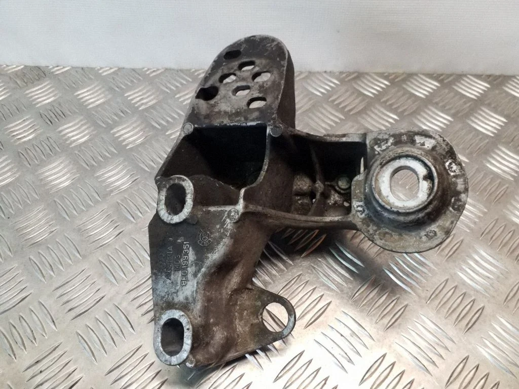 Dzinēja stiprinājuma kronšteins 8E0199351