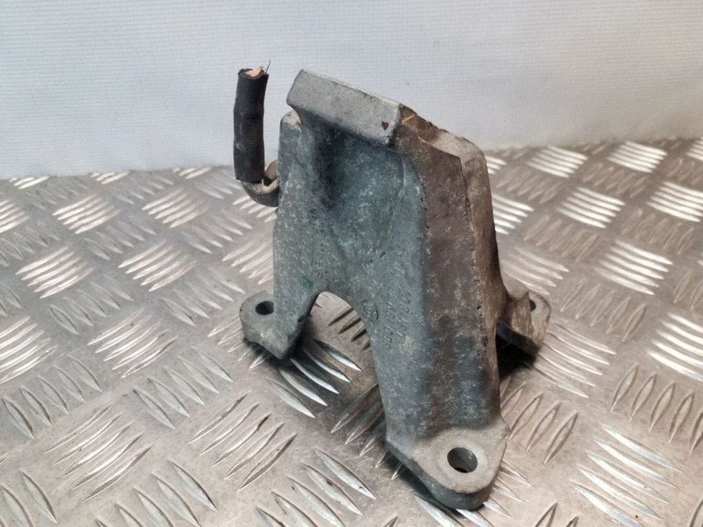 Mootori kinnituskronstein – Audi A4 S4 B6 8E 8H (2001-2005)