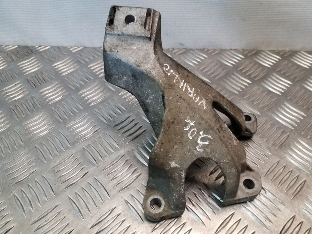 Dzinēja stiprinājuma kronšteins 8E0199307E