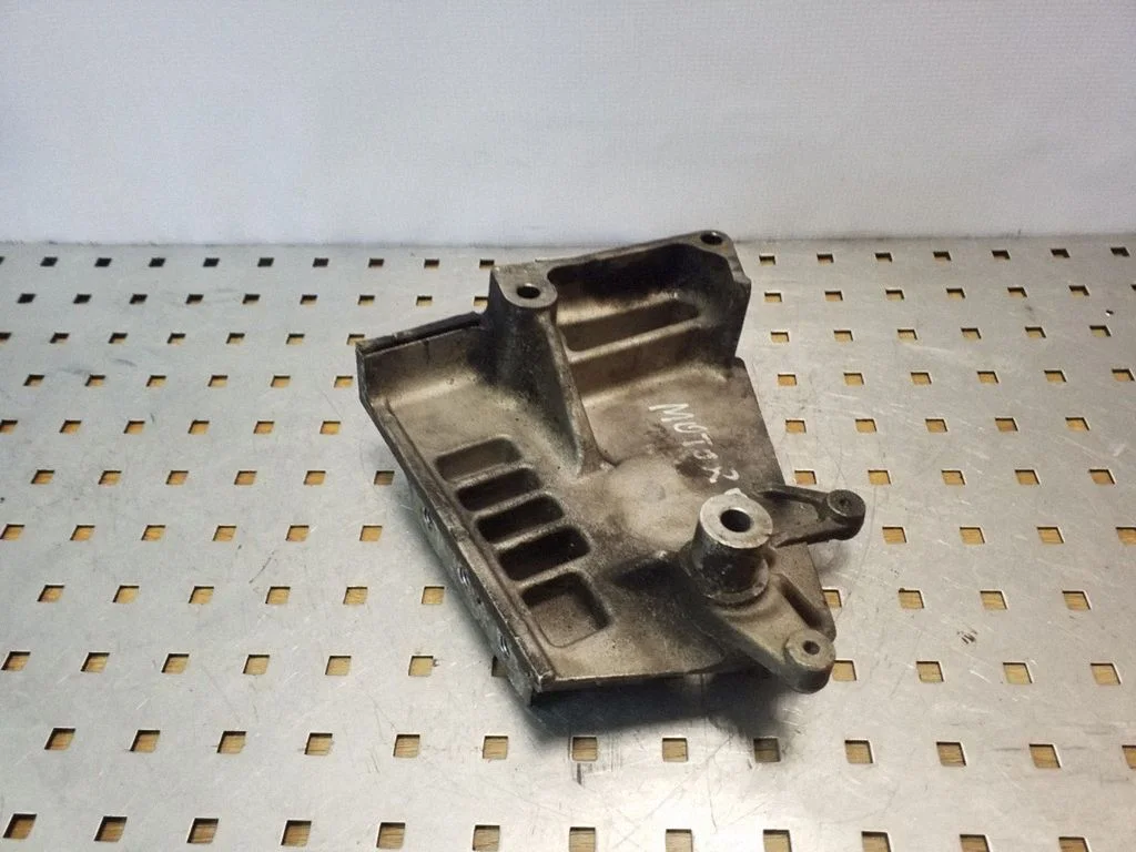 Engine mounting bracket 96440352
