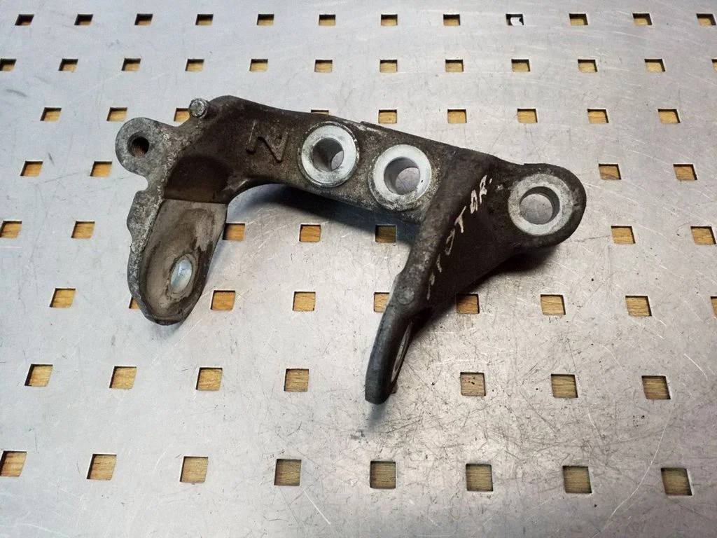 Engine mounting bracket