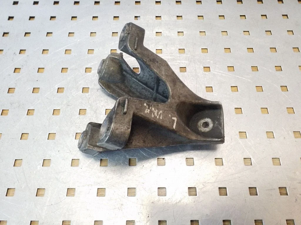 Engine mounting bracket – Audi A4 S4 B7 8E 8H (2005-2008)