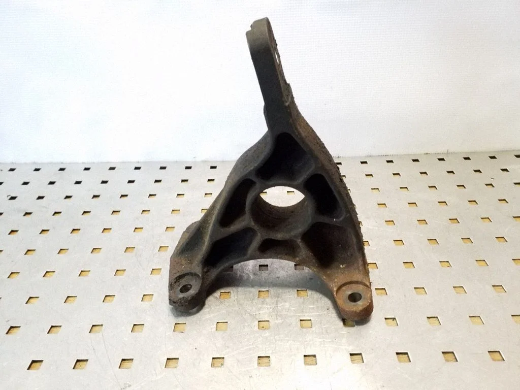 Engine mounting bracket