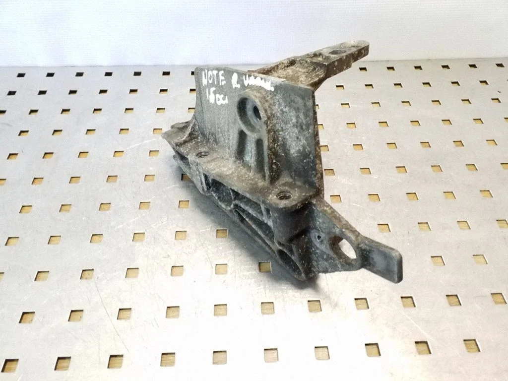 Mootori kinnituskronstein – Nissan Note (E11) (2006-2014), parem