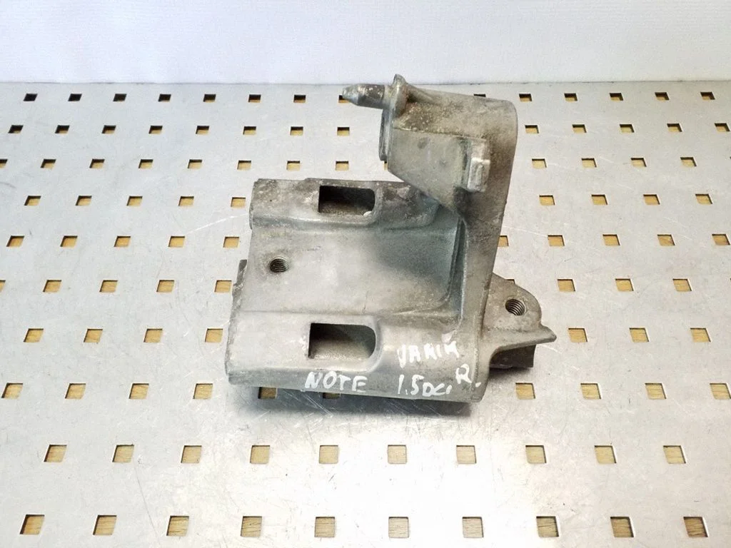 Mootori kinnituskronstein – Nissan Note (E11) (2006-2014), parem