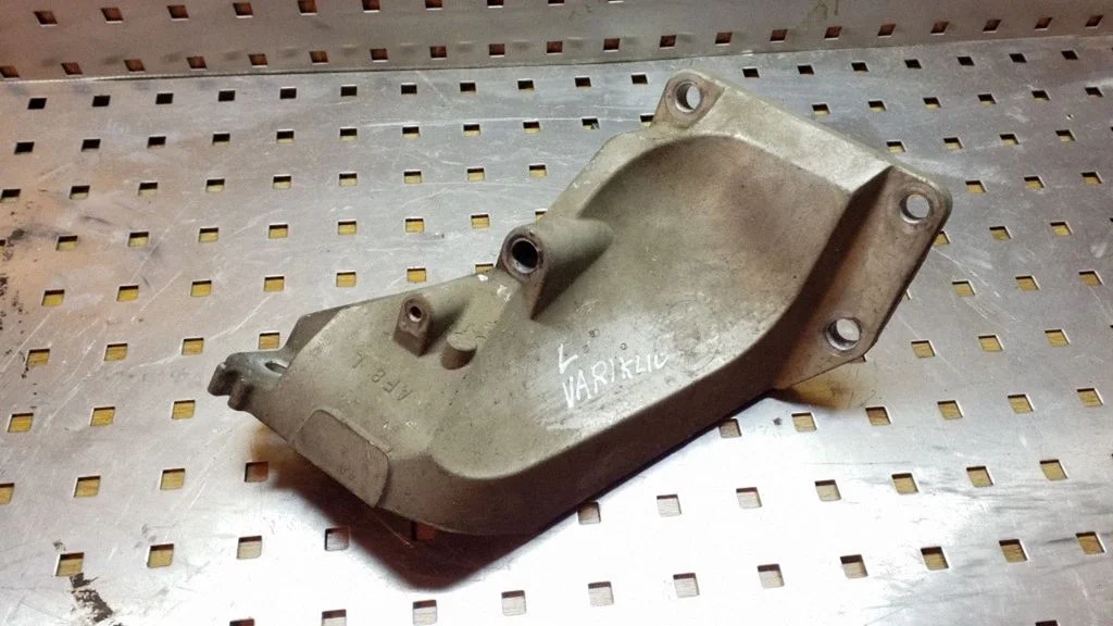 Engine mounting bracket