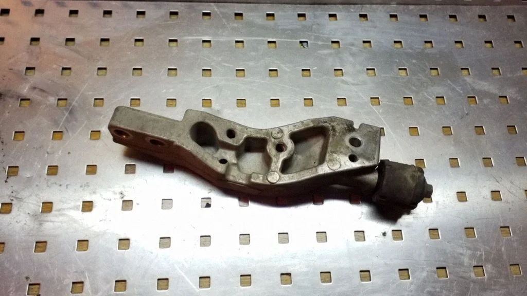 Engine mounting bracket – right
