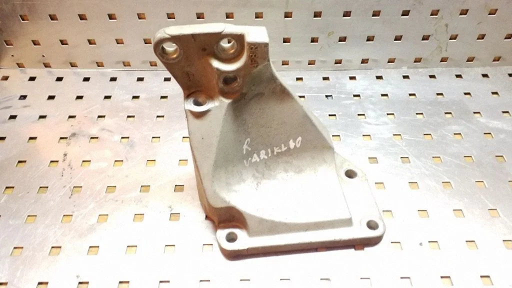 Engine mounting bracket – right