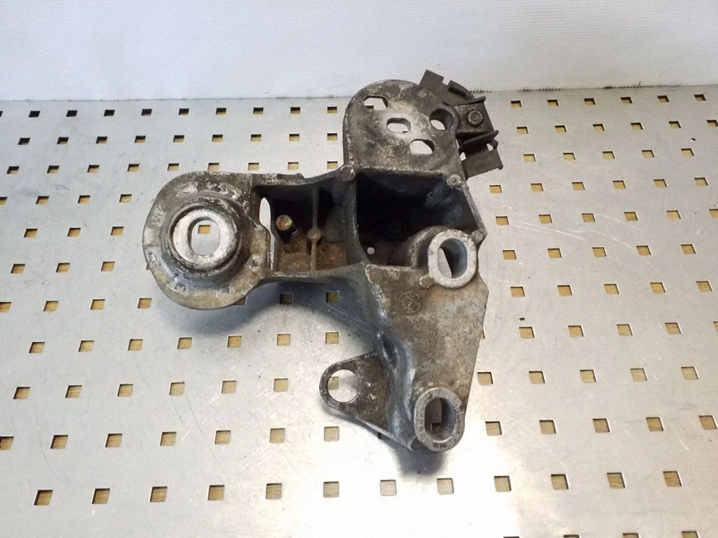 Engine mounting bracket – Audi A4 S4 B7 8E 8H (2005-2008)