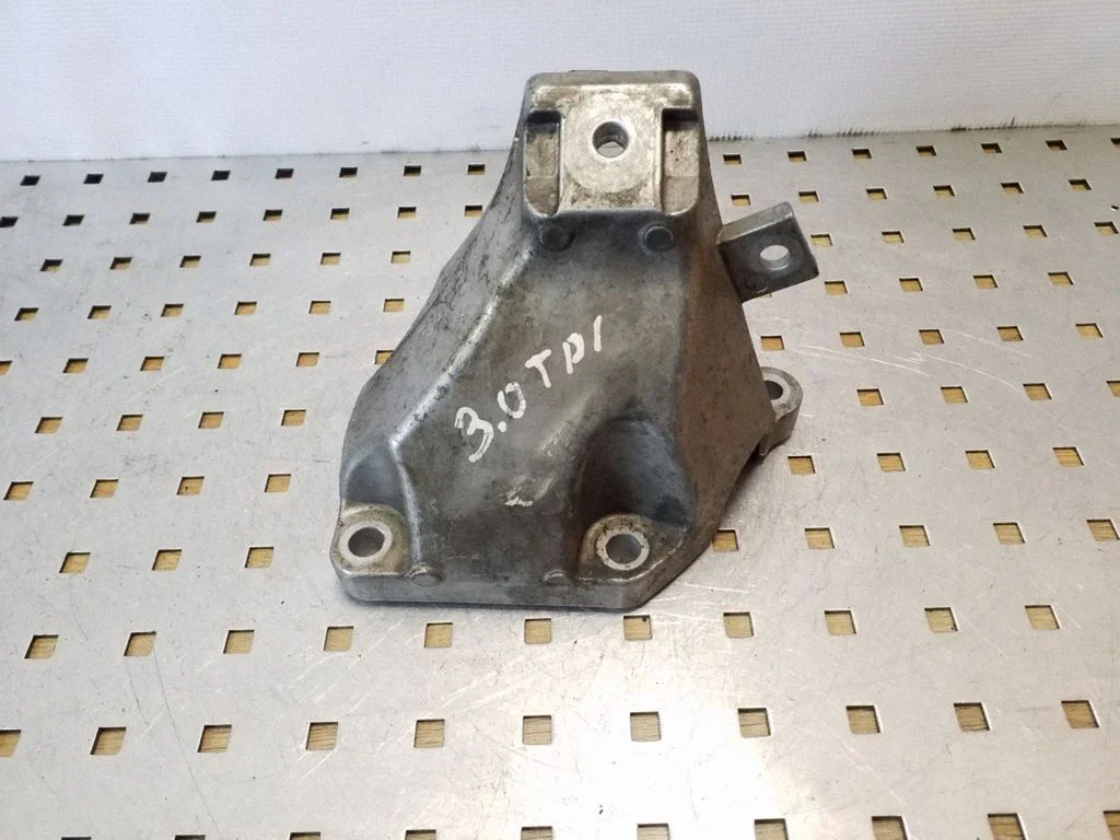 Dzinēja stiprinājuma kronšteins 8E0199308AK