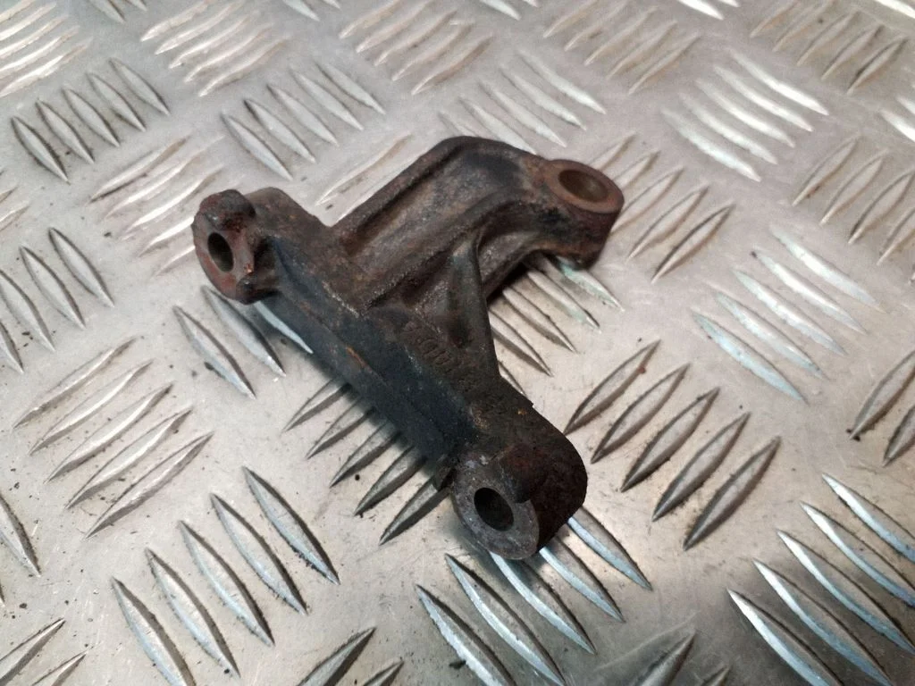 Engine mounting bracket