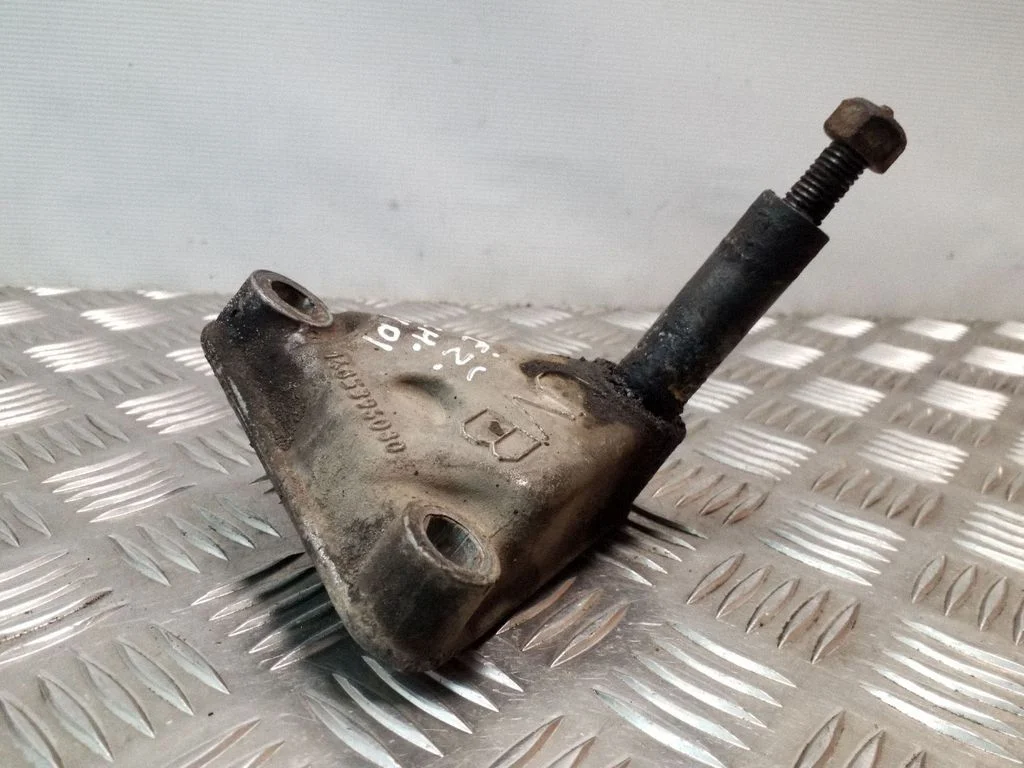 Engine mounting bracket 1485396080