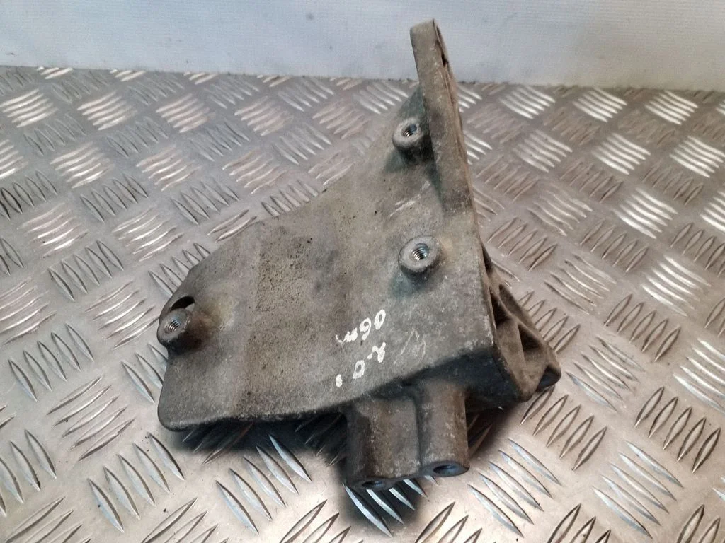Engine mounting bracket