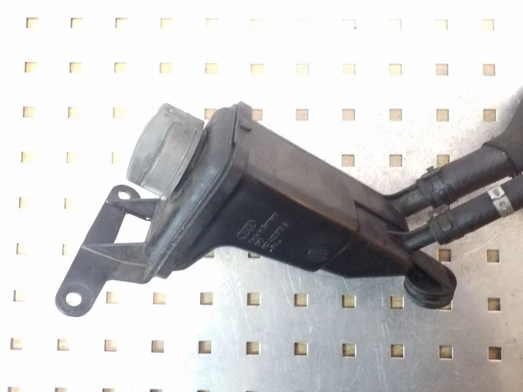 Stūres pastiprinātāja šķidruma tvertne – Audi A4 S4 B7 8E 8H (2005-2008)
