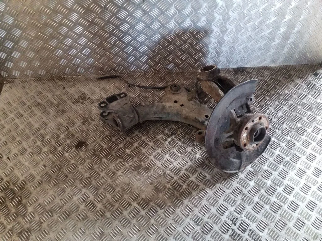 Front wheel hub – front right