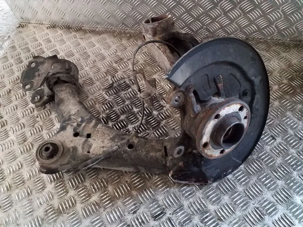 Front wheel hub – left
