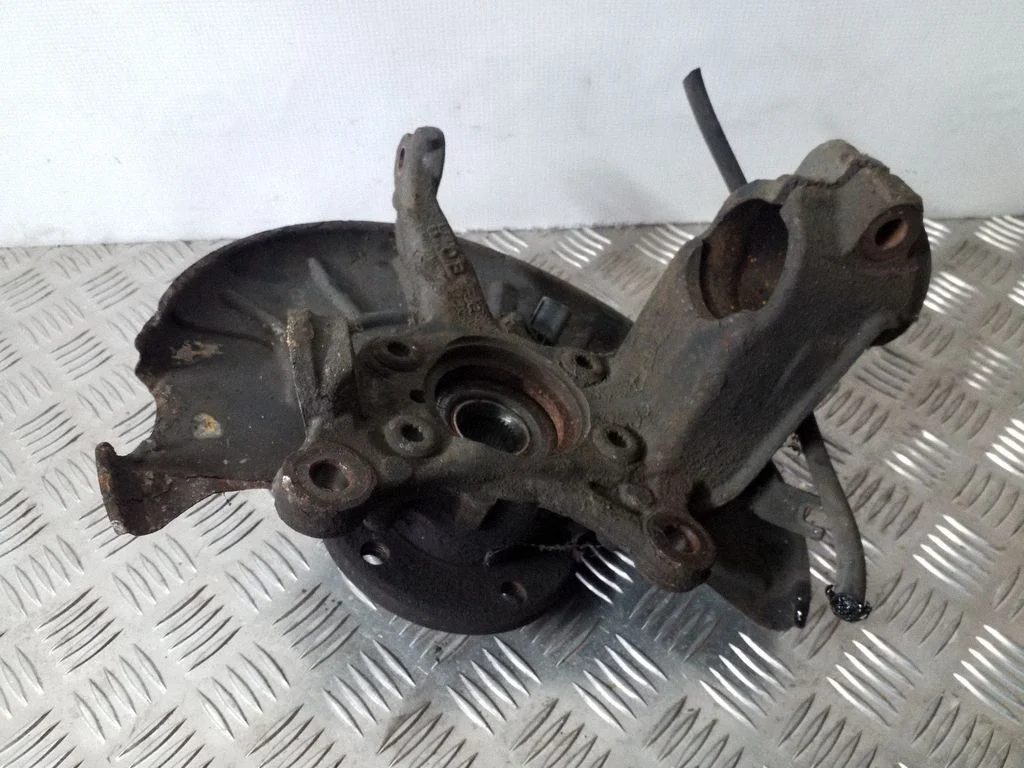 Front wheel hub – left