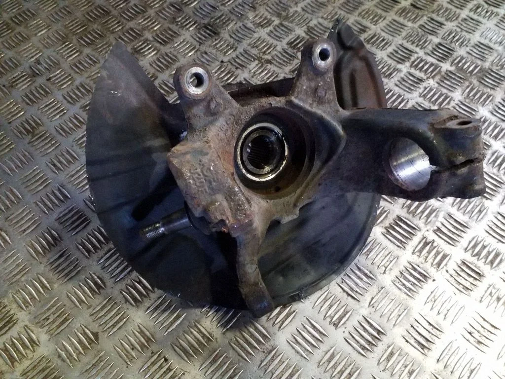 Front wheel hub – left