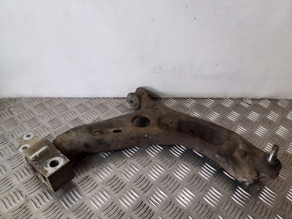 Front lower control arm/wishbone – right