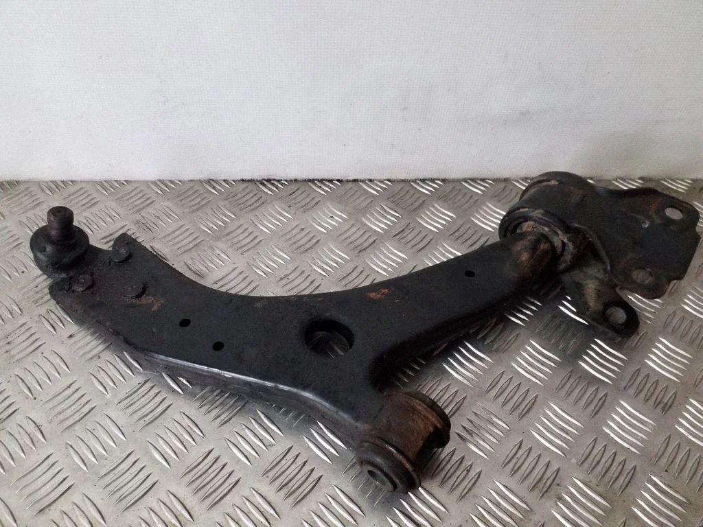 Front lower control arm/wishbone – right
