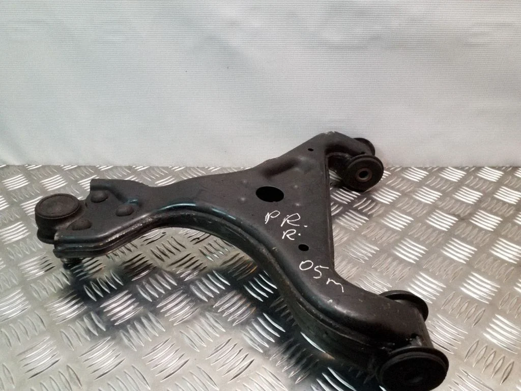 Front lower control arm/wishbone A63933009