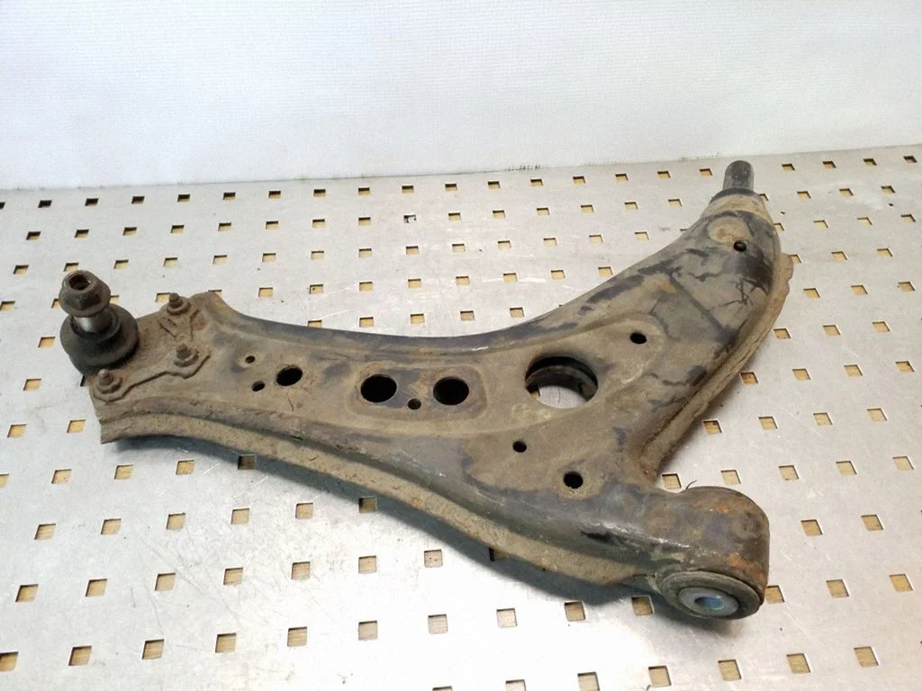 Front lower control arm/wishbone – right