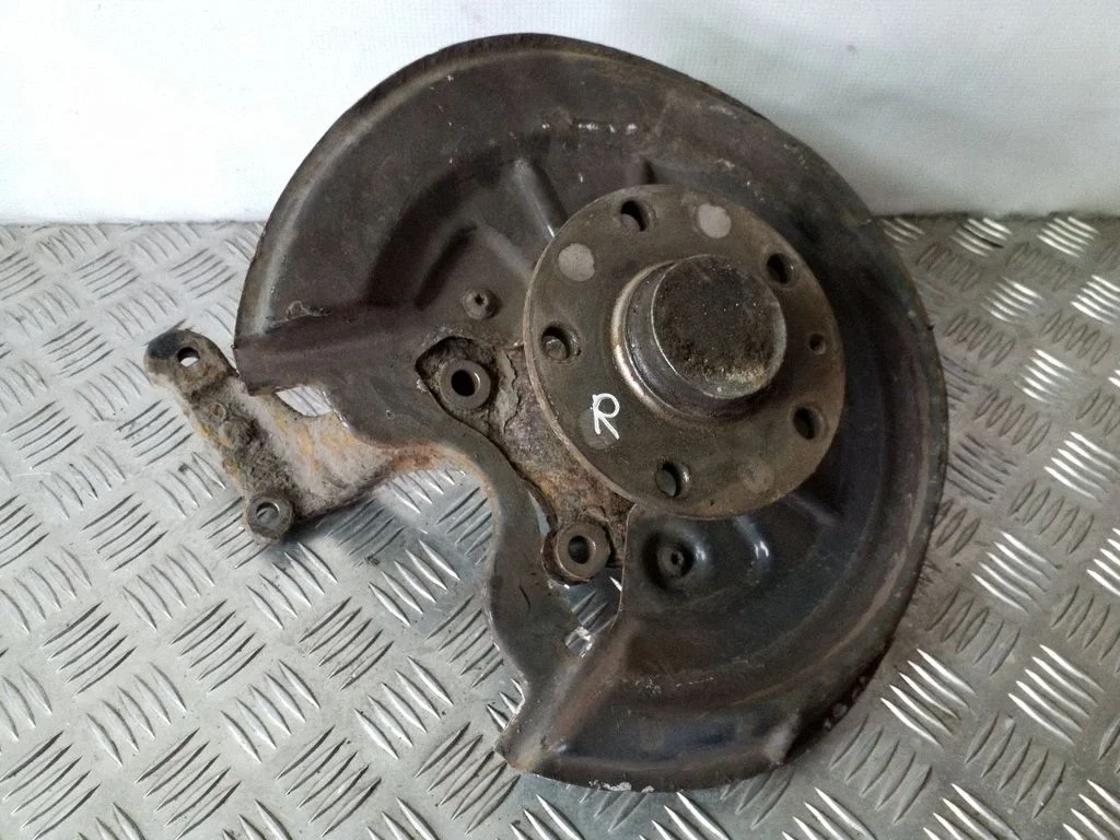 Rear wheel hub – right