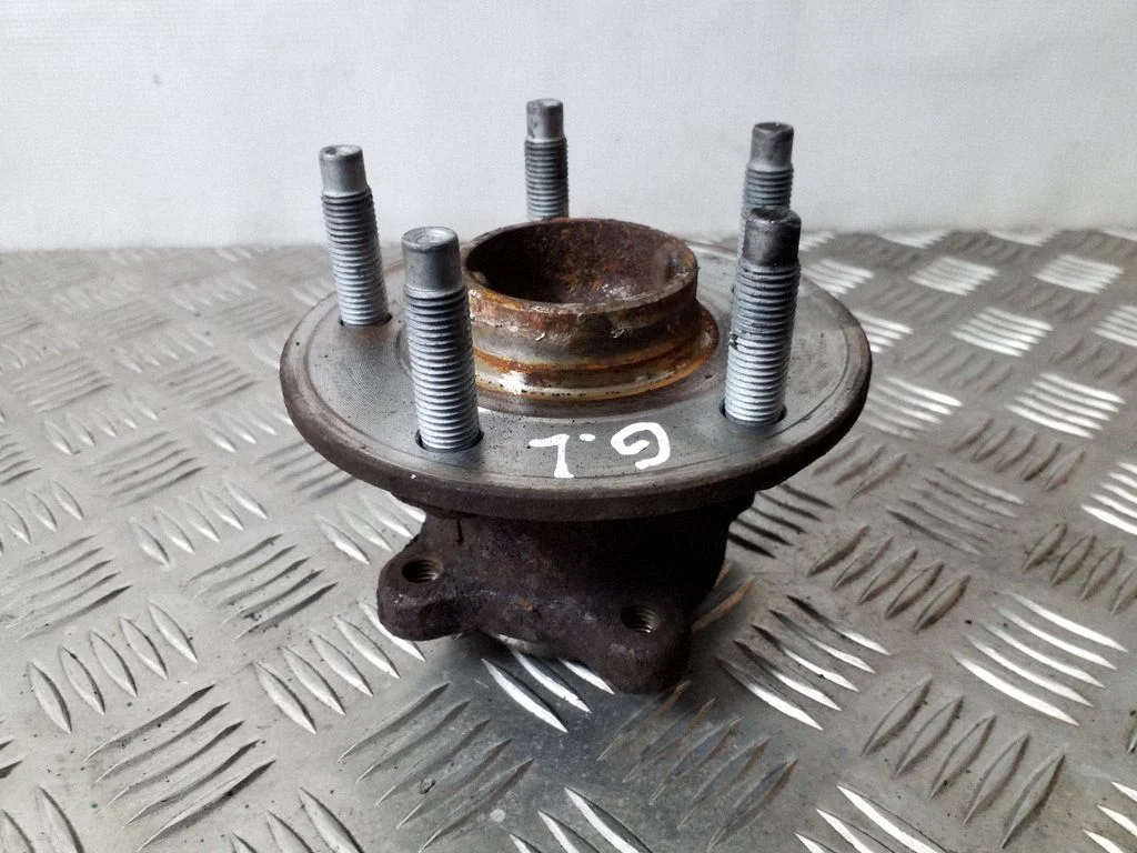 Rear wheel hub – left