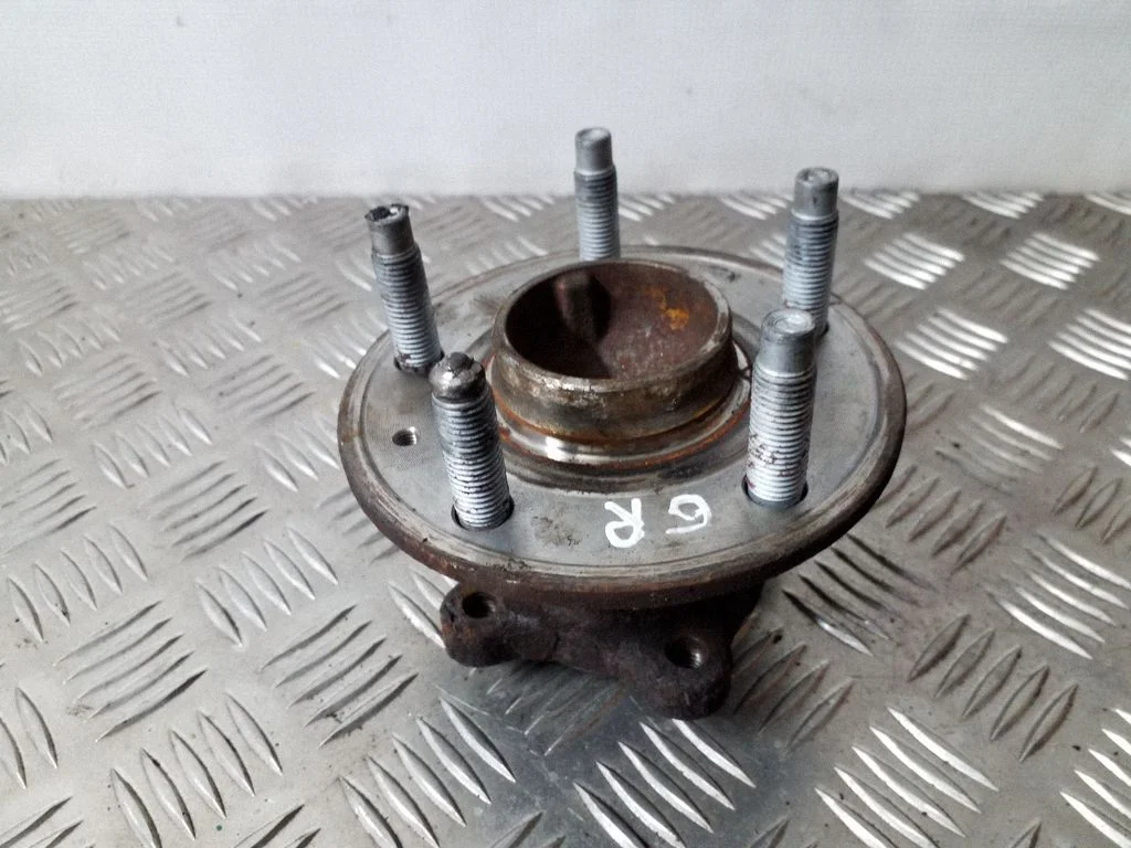 Rear wheel hub – right
