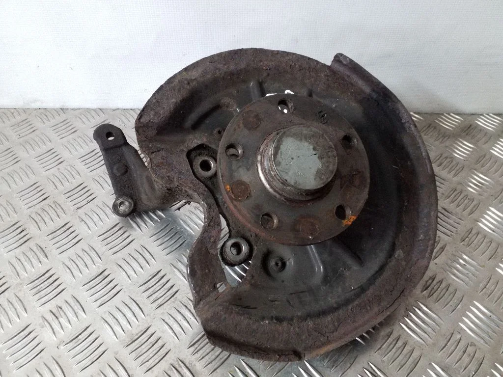Rear wheel hub – right