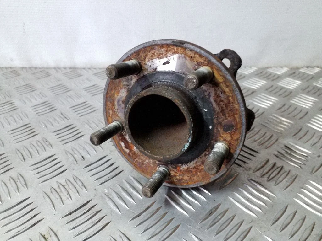 Rear wheel hub – right