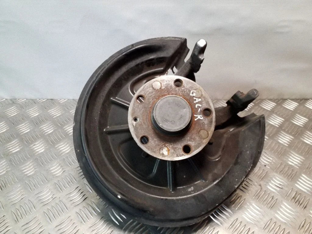 Rear wheel hub – right