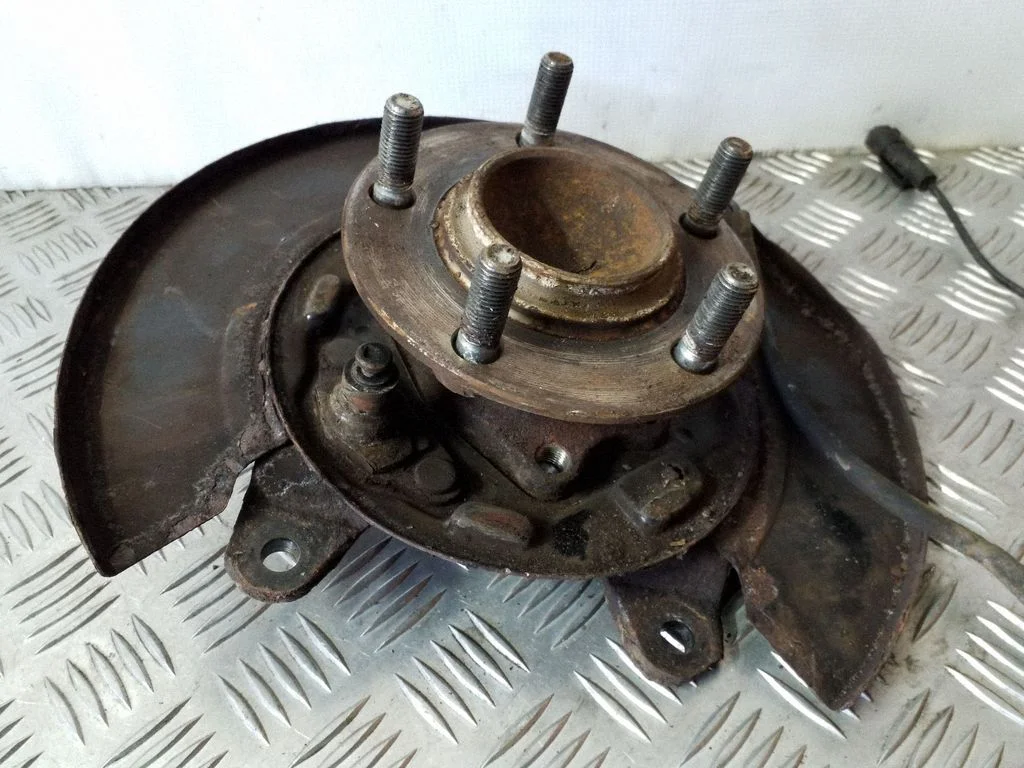Rear wheel hub – right