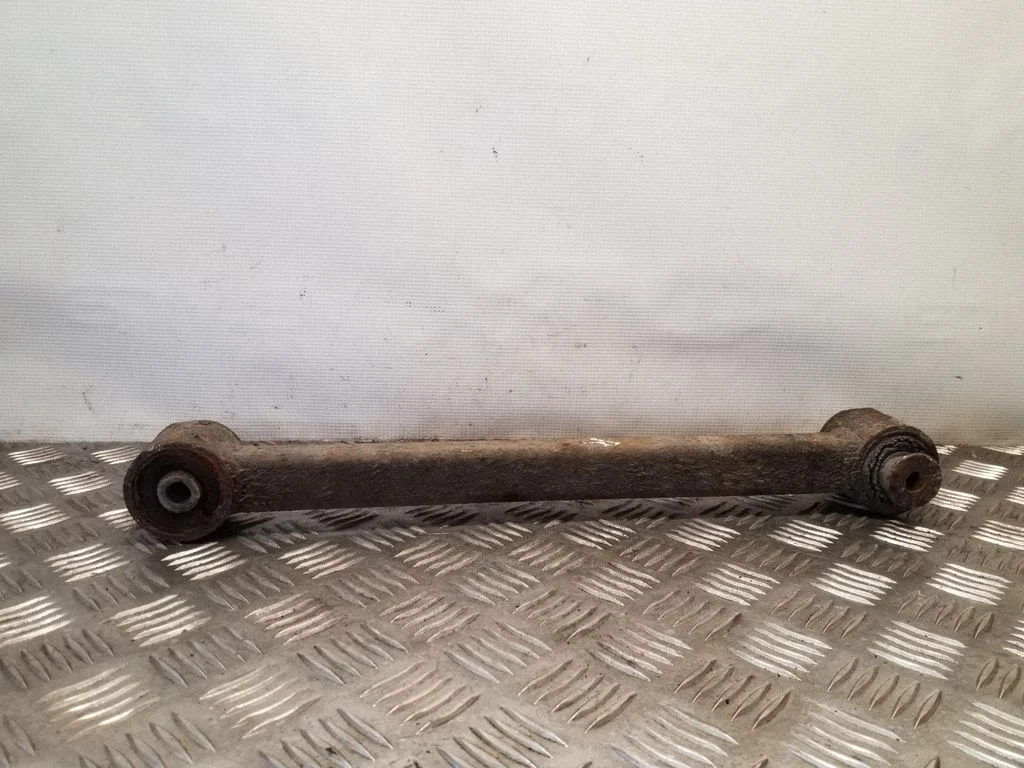 Rear control arm – rear right