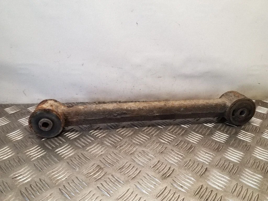 Rear control arm – rear right