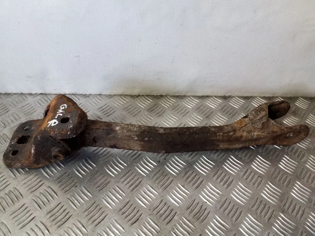 Rear control arm – right