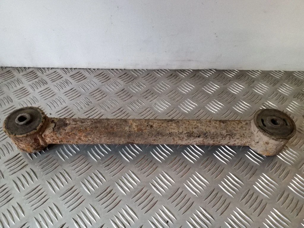 Rear control arm – left
