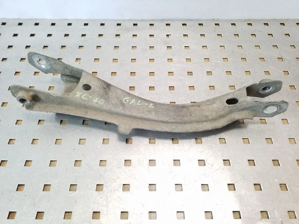 Rear control arm – left