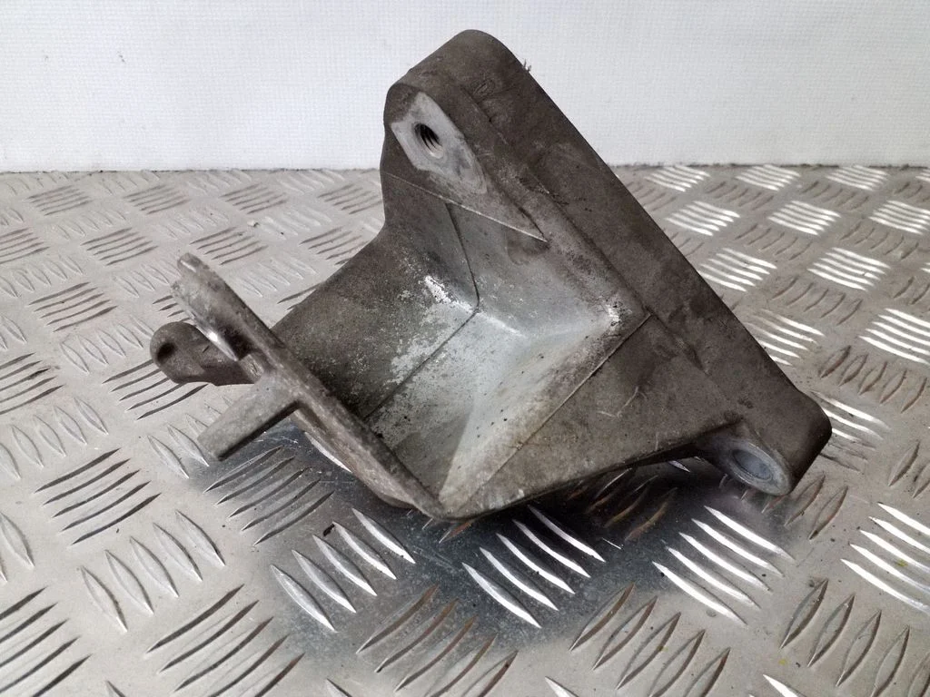 Ātrumkārbas stiprinājuma kronšteins – Opel Astra J (2010-2015)