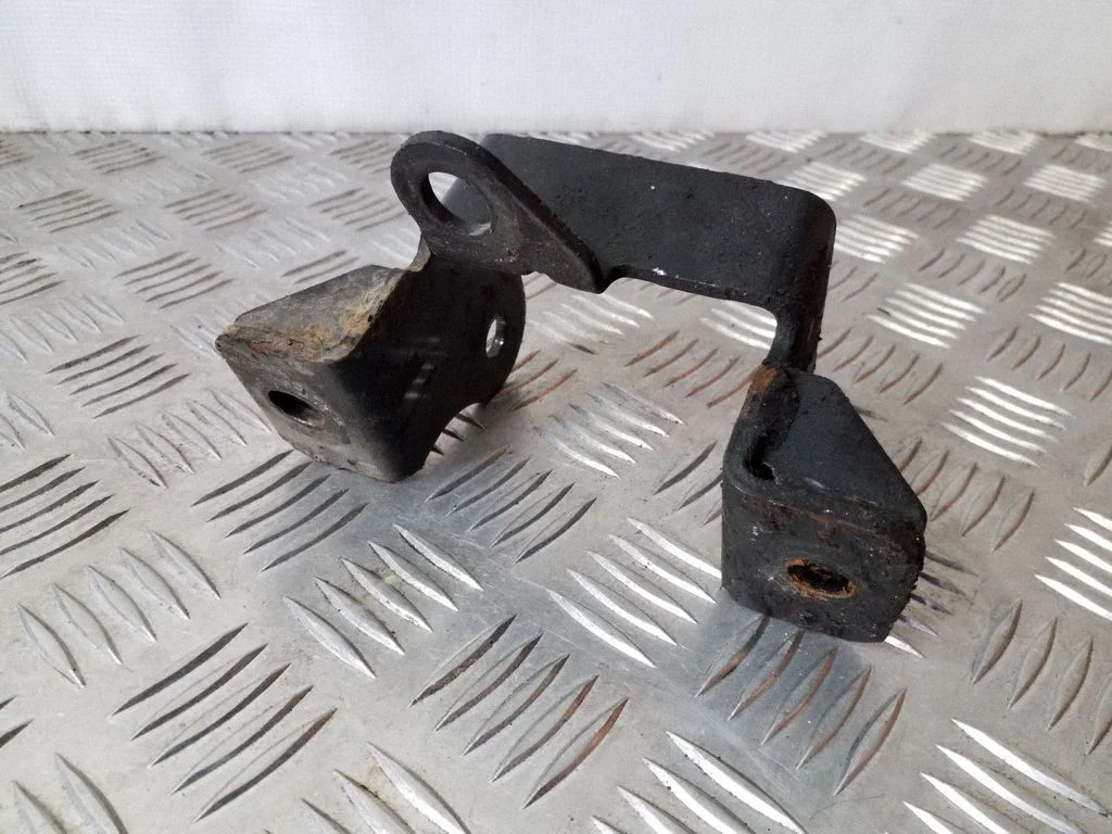 Gearbox mounting bracket