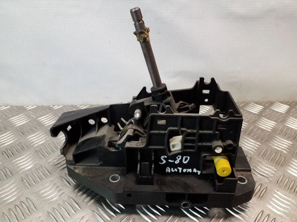 Gear selector mechanism P08699386