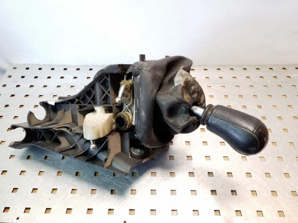 Gear selector mechanism 6C1R7C453EB