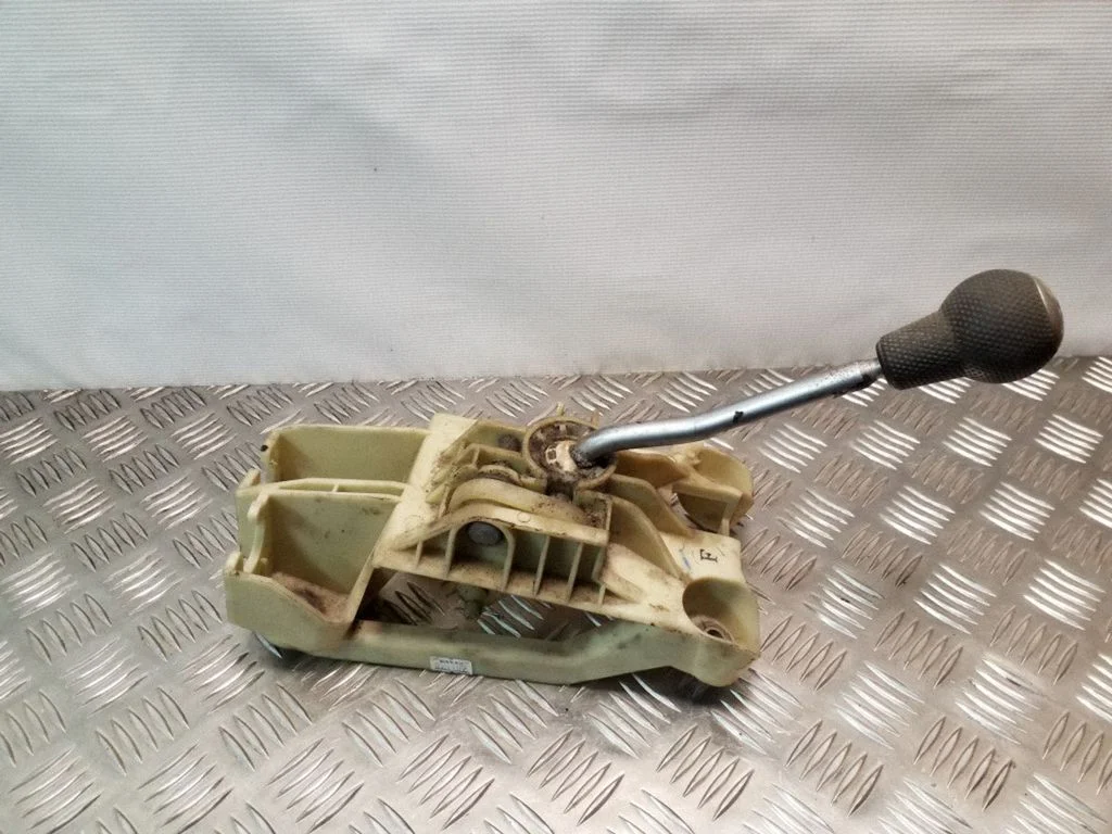 Pavarų perjungimo mechanizmas (kulisa)