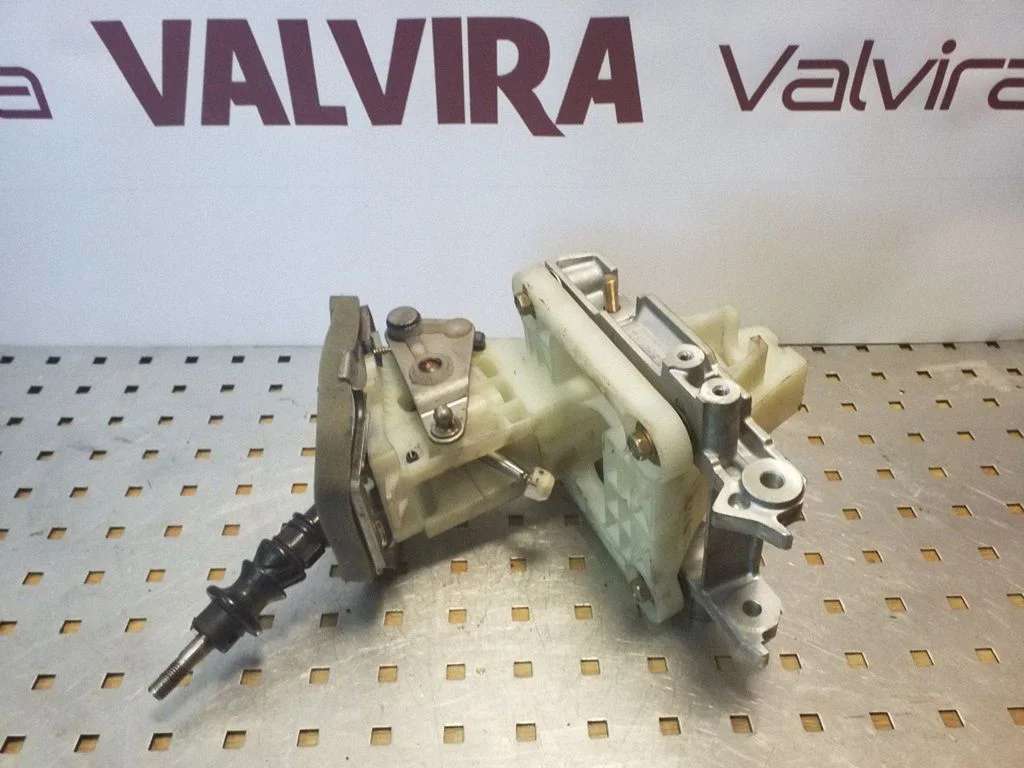Pavarų perjungimo mechanizmas (kulisa)