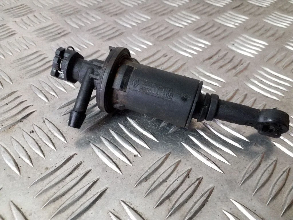 Clutch master cylinder 8200506490