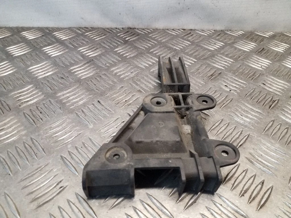 Front bumper mounting bracket